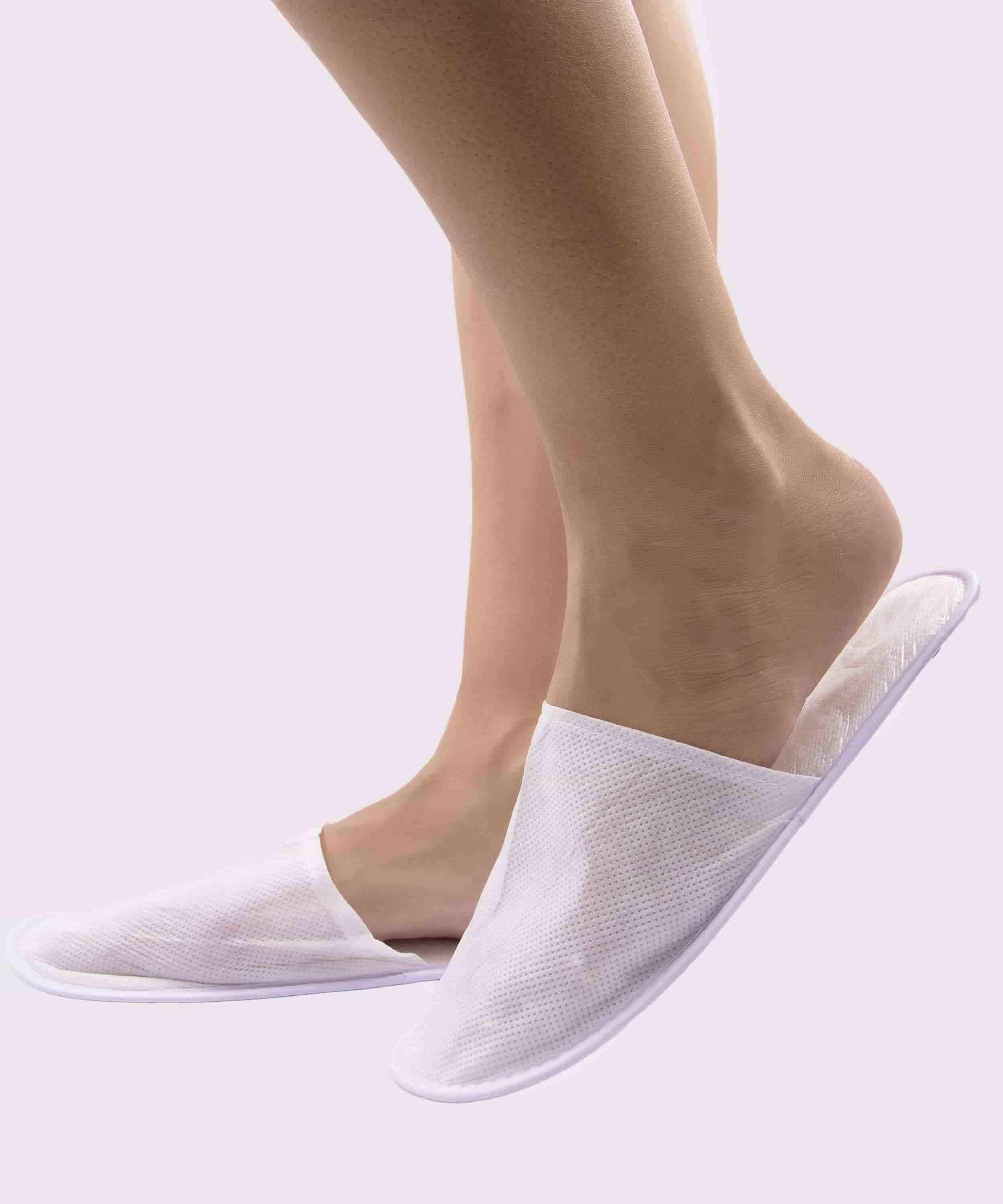 ZAPATILLAS DESECHABLES CERRADAS CON SUELA ANTIDESLIZANTE